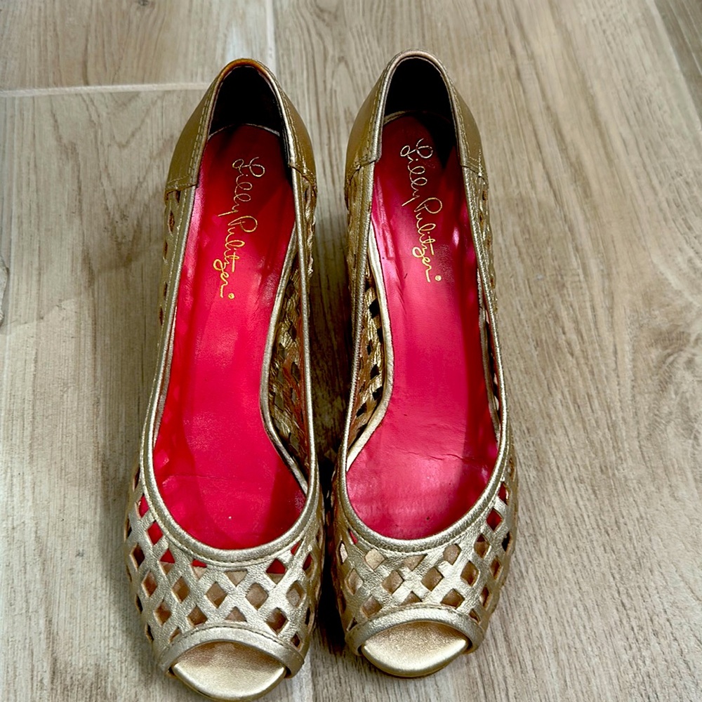 Lilly Pulitzer Gold Wedges, size 6